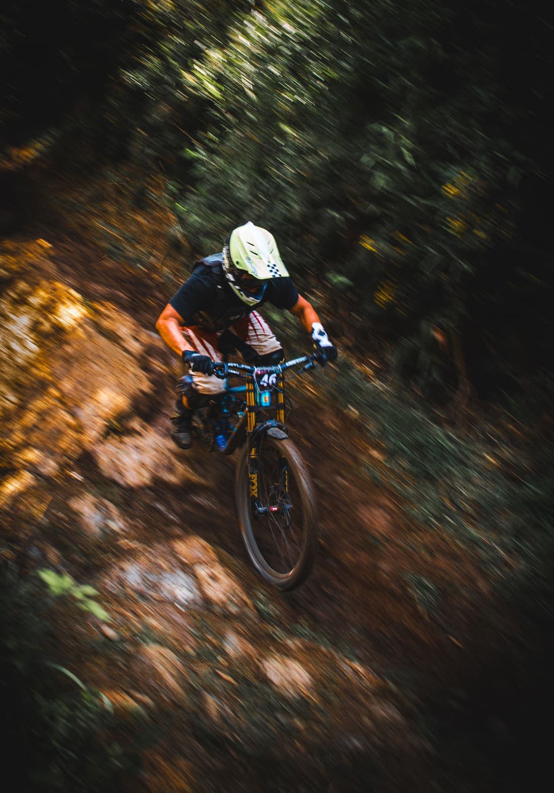 Rider tomando una curva a toda velocidad, dorsal 46