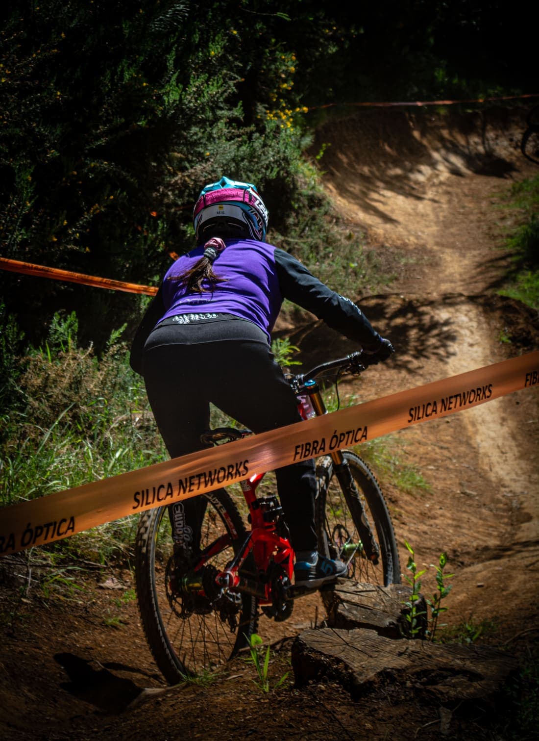 Riders encarando un sendero en el bosque